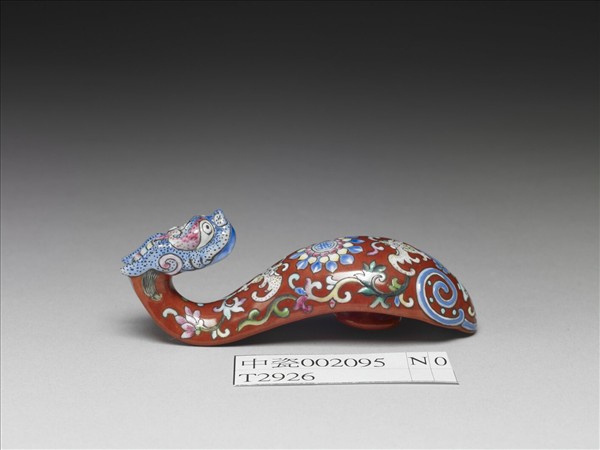 粉彩紅地福壽龍首帶鈎