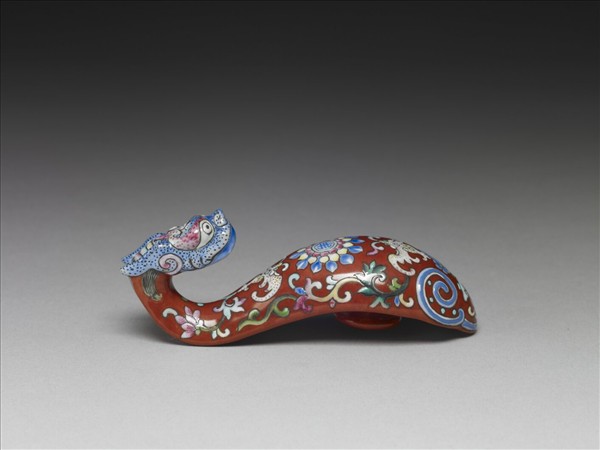 粉彩紅地福壽龍首帶鈎