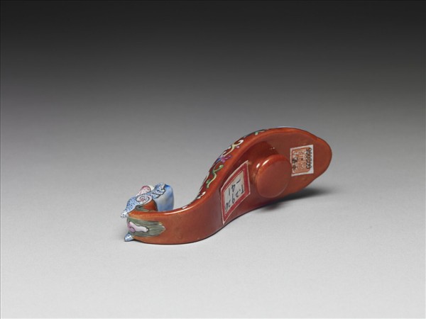 粉彩紅地福壽龍首帶鈎