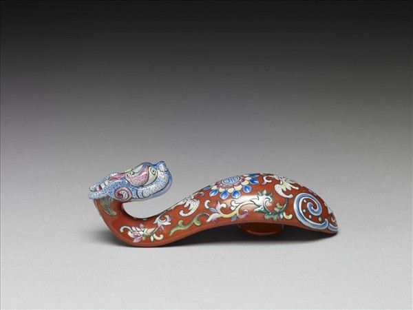 粉彩紅地福壽龍首帶鈎