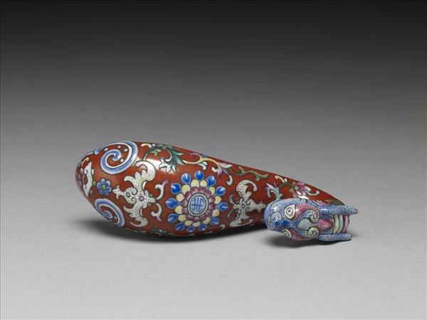 粉彩紅地福壽龍首帶鈎