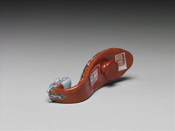 粉彩紅地福壽龍首帶鈎