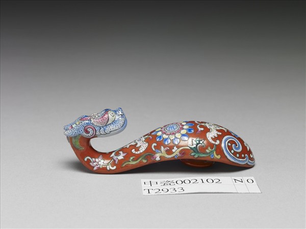 粉彩紅地福壽龍首帶鈎
