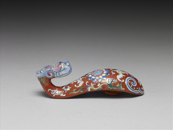 粉彩紅地福壽龍首帶鈎