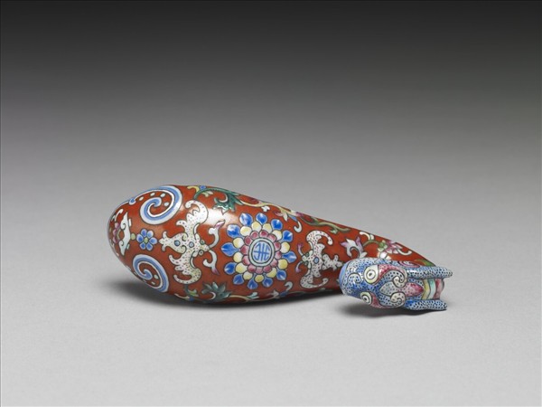 粉彩紅地福壽龍首帶鈎