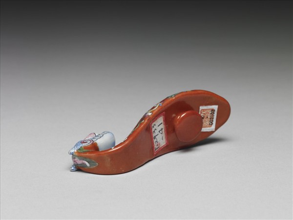 粉彩紅地福壽龍首帶鈎