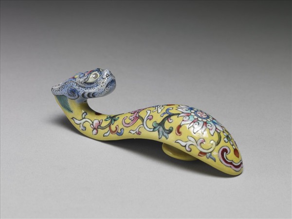 粉彩黃地萬壽花卉紋龍首帶鈎