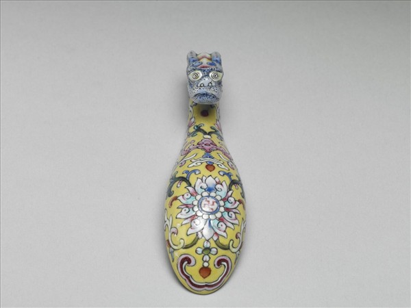 粉彩黃地萬壽花卉紋龍首帶鈎