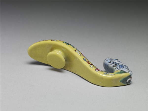 粉彩黃地萬壽花卉紋龍首帶鈎