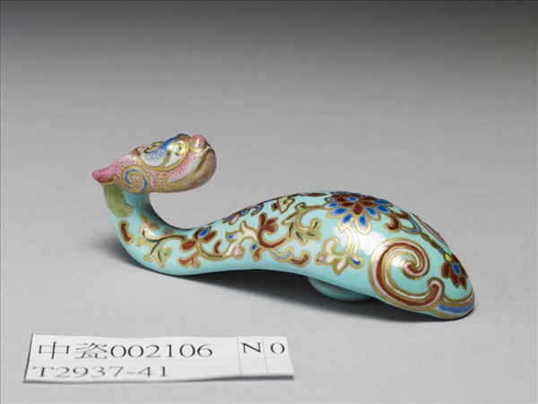 粉彩湖綠地萬壽花卉紋龍首帶鈎