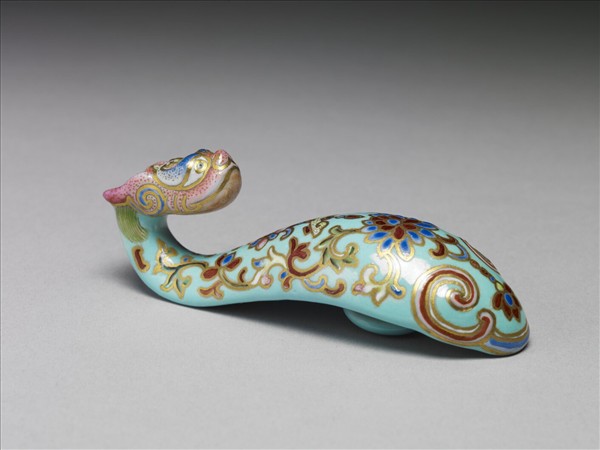 粉彩湖綠地萬壽花卉紋龍首帶鈎