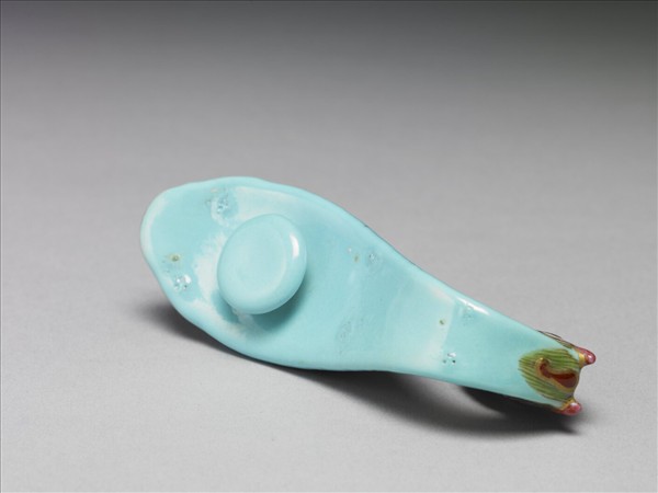 粉彩湖綠地萬壽花卉紋龍首帶鈎