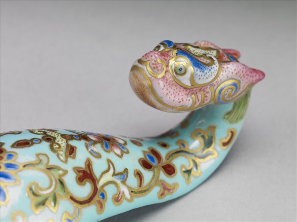 粉彩湖綠地萬壽花卉紋龍首帶鈎