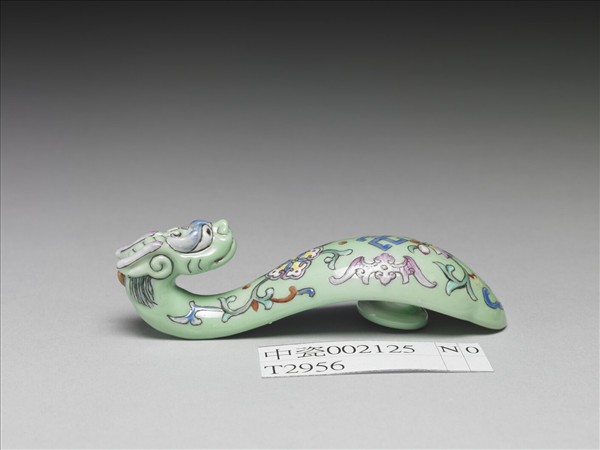 粉彩綠地萬福龍首帶鈎
