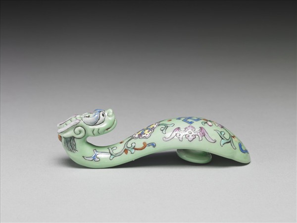 粉彩綠地萬福龍首帶鈎