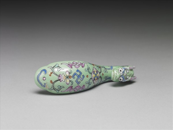 粉彩綠地萬福龍首帶鈎