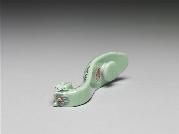 粉彩綠地萬福龍首帶鈎