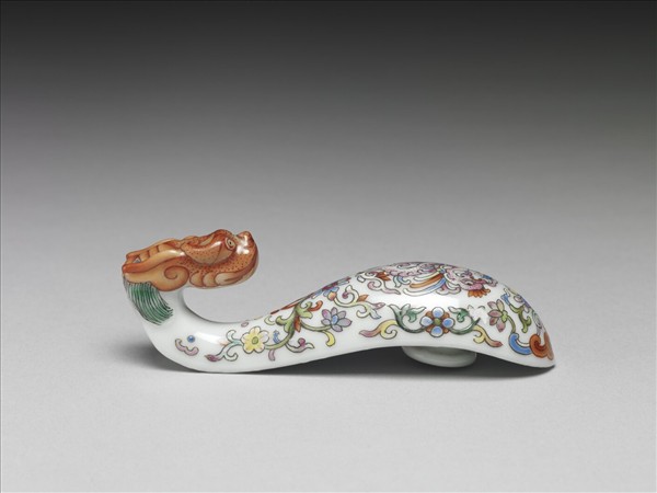 粉彩白地鳳紋龍首帶鈎