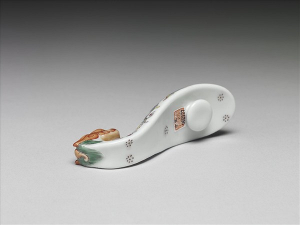 粉彩白地鳳紋龍首帶鈎