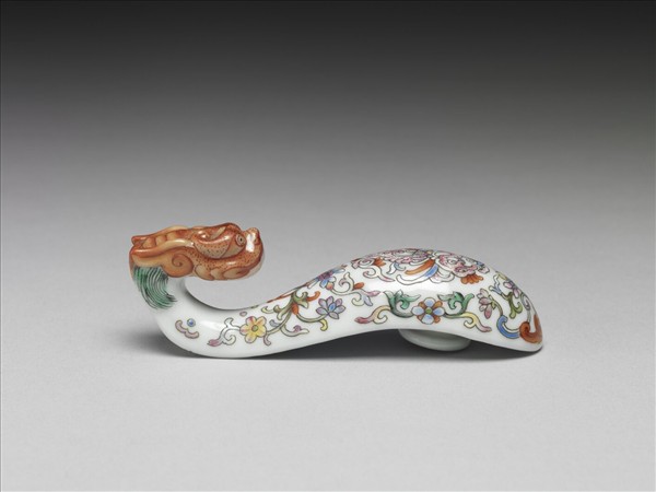 粉彩白地鳳紋龍首帶鈎