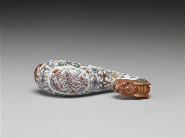 粉彩白地鳳紋龍首帶鈎