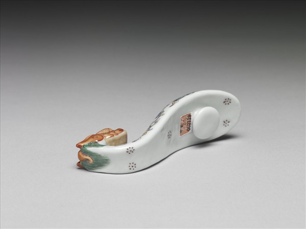 粉彩白地鳳紋龍首帶鈎