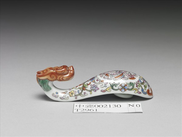 粉彩白地鳳紋龍首帶鈎