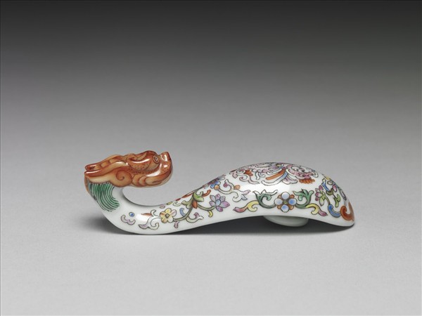 粉彩白地鳳紋龍首帶鈎