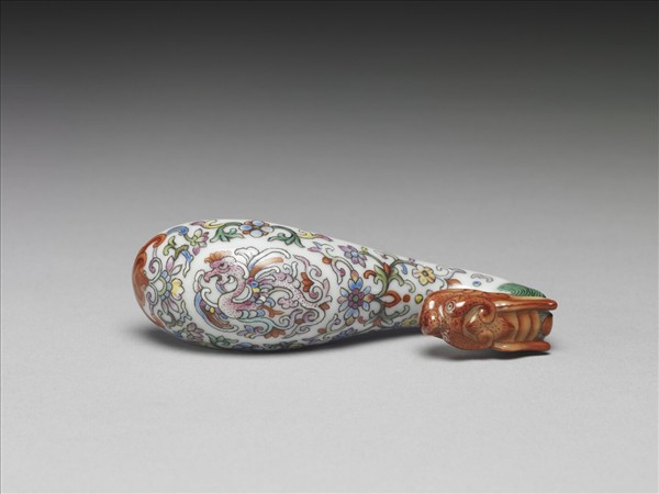 粉彩白地鳳紋龍首帶鈎