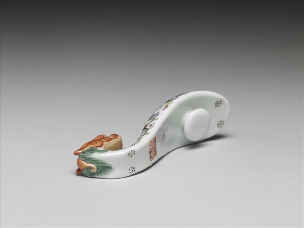 粉彩白地鳳紋龍首帶鈎