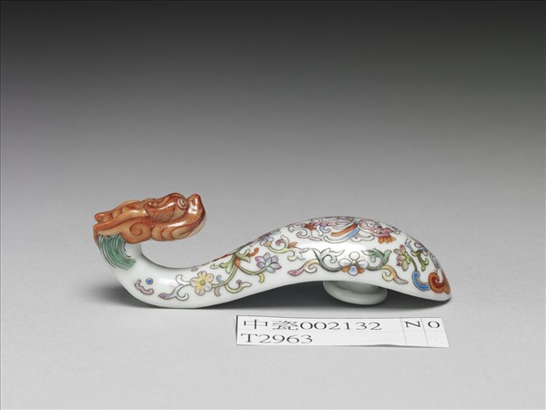 粉彩白地鳳紋龍首帶鈎