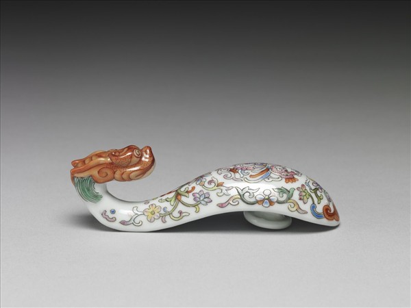 粉彩白地鳳紋龍首帶鈎