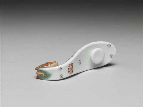 粉彩白地鳳紋龍首帶鈎
