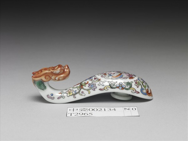 粉彩白地鳳紋龍首帶鈎