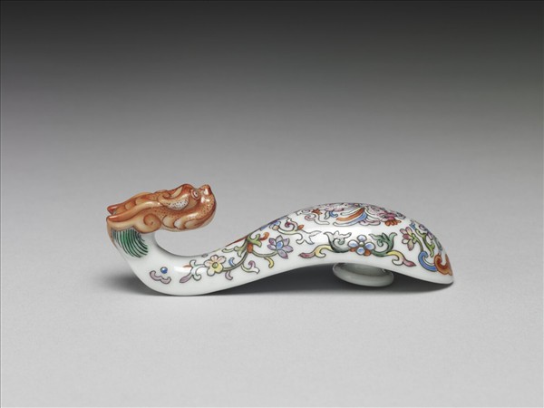 粉彩白地鳳紋龍首帶鈎