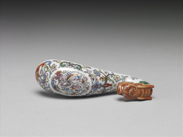 粉彩白地鳳紋龍首帶鈎