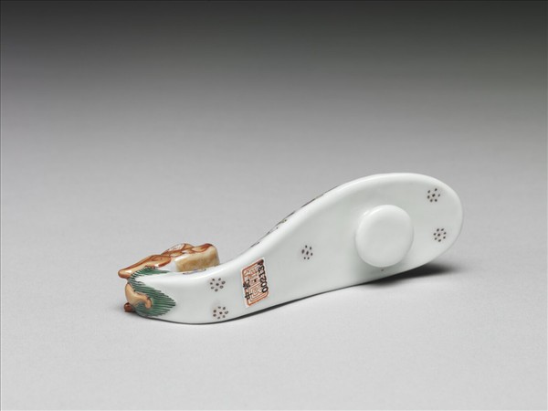 粉彩白地鳳紋龍首帶鈎