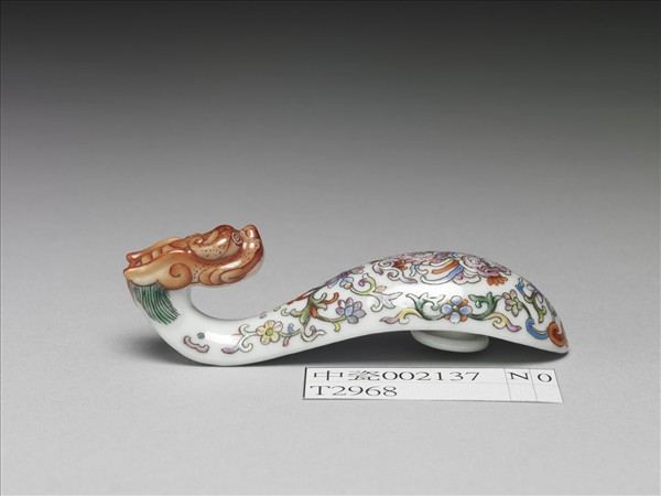 粉彩白地鳳紋龍首帶鈎
