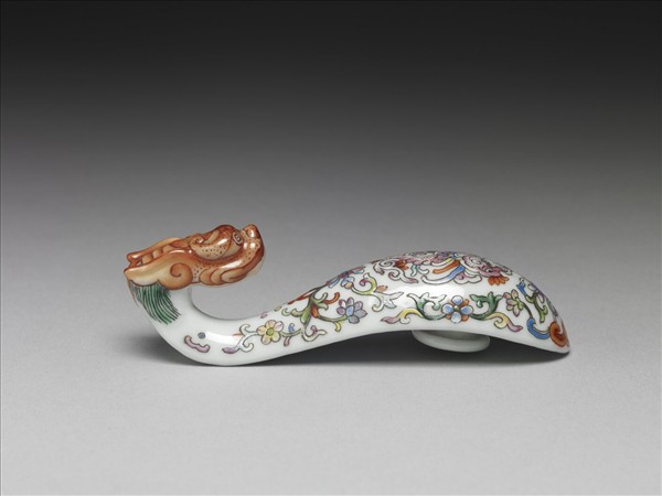 粉彩白地鳳紋龍首帶鈎