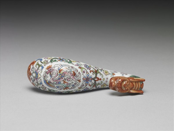 粉彩白地鳳紋龍首帶鈎