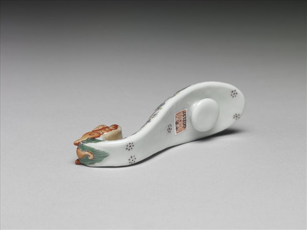 粉彩白地鳳紋龍首帶鈎