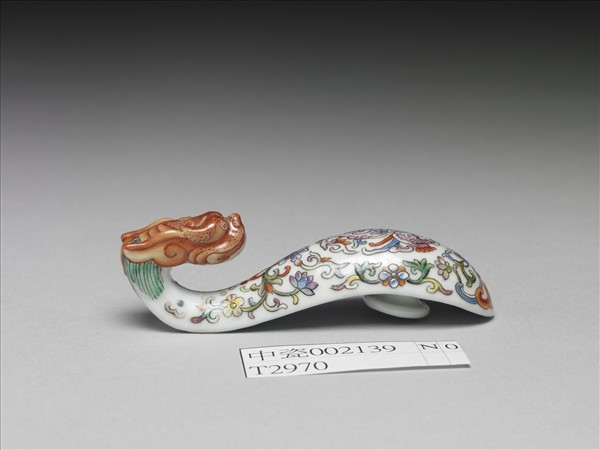 粉彩白地鳳紋龍首帶鈎