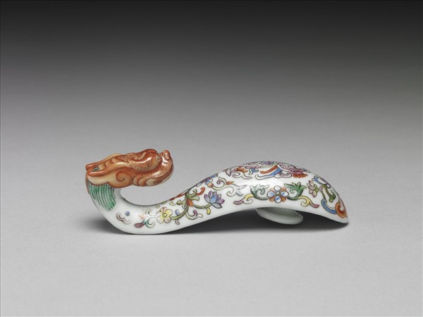 粉彩白地鳳紋龍首帶鈎