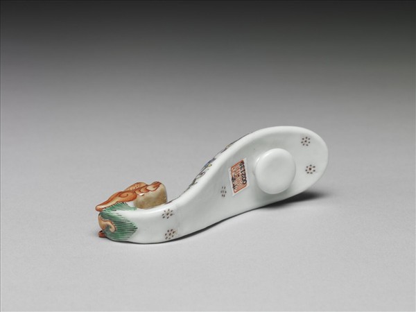 粉彩白地鳳紋龍首帶鈎