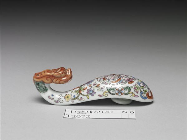 粉彩白地鳳紋龍首帶鈎