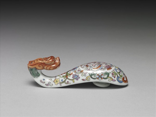 粉彩白地鳳紋龍首帶鈎