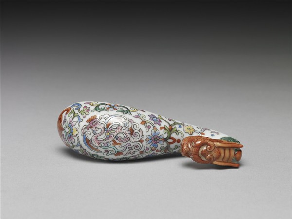 粉彩白地鳳紋龍首帶鈎