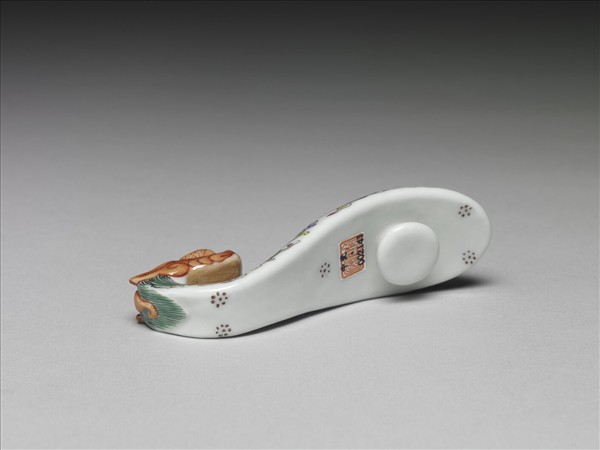 粉彩白地鳳紋龍首帶鈎