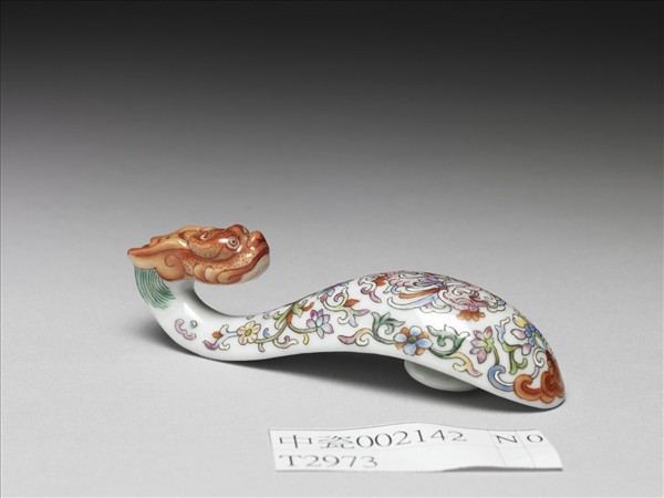 粉彩白地鳳紋龍首帶鈎
