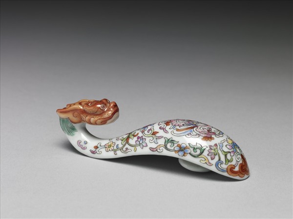 粉彩白地鳳紋龍首帶鈎